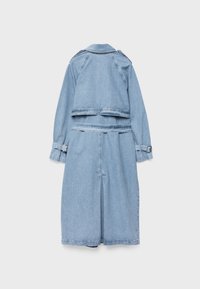 Ljusblå denim trench coat med lång ärm, bältesmanschetter, ryggskärning och bakre slits, visad från baksidan på en vit bakgrund.