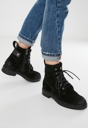 Enkellaarsjes met plateauzool - black