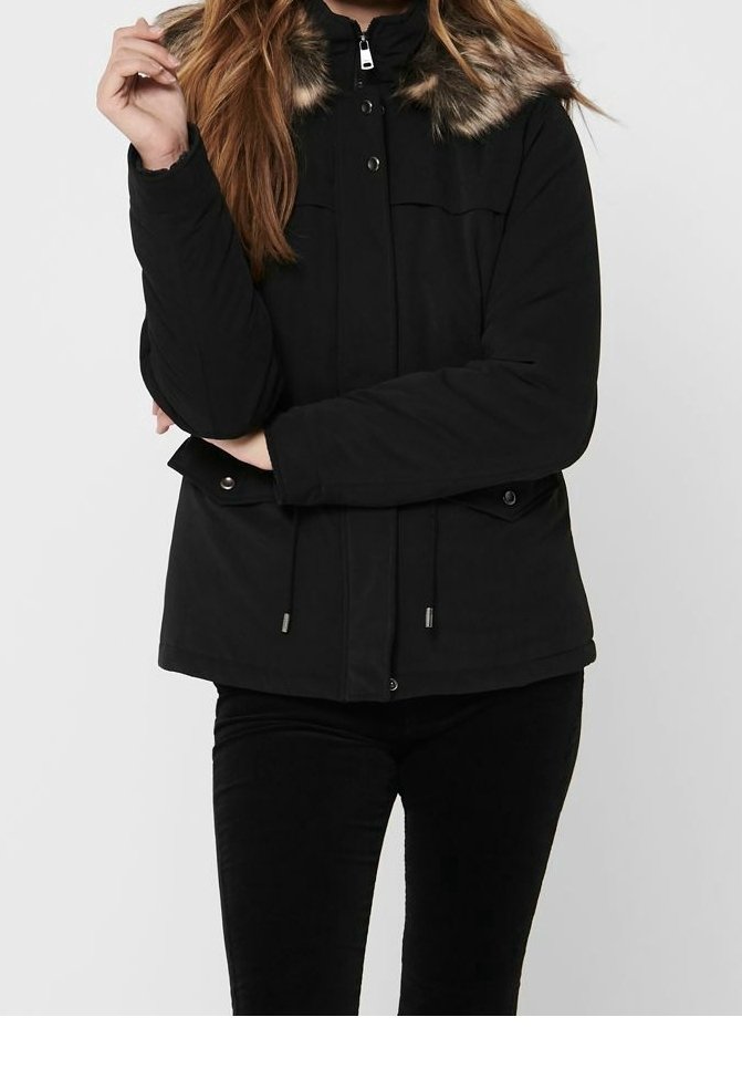 Veste d'hiver noire avec bordure en fausse fourrure à la capuche, fermeture éclair, boutons-pression, deux poches avant et cordons de serrage ajustables à la taille.