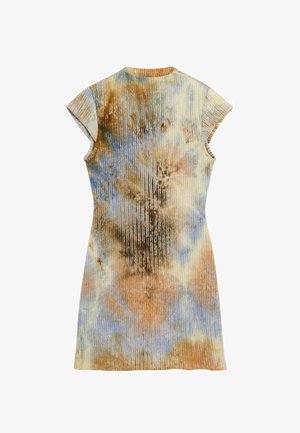 Vestido ligero acanalado con mangas cortas, escote redondo y un patrón multicolor en tonos azules, naranjas y marrones.