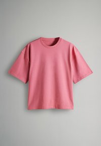 Rosa Baumwoll-T-Shirt mit lässigem Schnitt, kurzen Ärmeln und rundem Halsausschnitt. Glatte Textur, ohne sichtbare Muster oder Akzente.