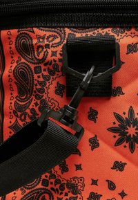 Urban Classics BANDANA PATCHWORK COOLING  - Keresztpántos táska - black orange