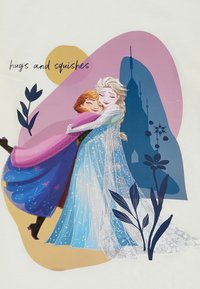 Illustration von zwei Cartoonfiguren, die sich umarmen, eine in einem rosa Kleid und die andere in einem blauen Kleid mit Glitzer, vor einem bunten Hintergrund.