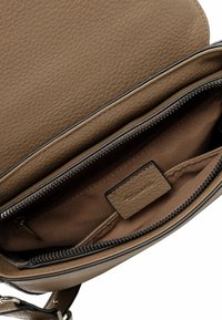 Braune Leder-Crossbody-Tasche mit strukturiertem Oberflächen, Reißverschlussöffnung und einem stoffgefütterten Innenraum mit einer kleinen Tasche.