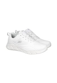 Un par de zapatillas deportivas Skechers blancas con laterales perforados, cordones en la parte delantera y suelas acolchadas sobre un fondo blanco.