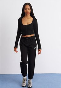 The North Face ESSENTIAL JOGGER - Pantalones deportivos - black