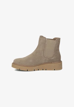 Beżowy zamszowy botek za kostkę z elastycznymi panelami bocznymi, zaokrąglonym noskiem i teksturowaną gumową podeszwą. Posiada kontrastowe przeszycia wzdłuż górnej krawędzi.