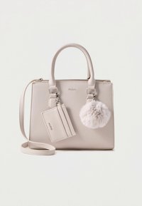 Borsa color beige chiaro in pelle sintetica, dotata di due manici, una tracolla regolabile e un accessorio pompon soffice.