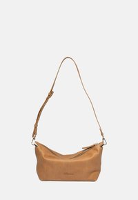 Sacoche en cuir marron avec une forme courbée, fermeture éclair et sangle réglable. Présente une couture minimale et un branding sur le devant.