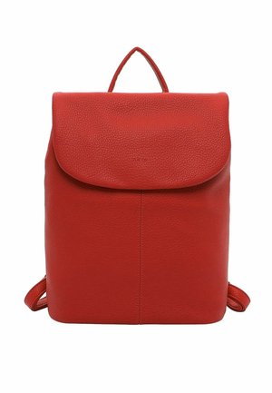 Czerwony skórzany plecak z teksturowanym wykończeniem, z klapą na skład, górną rączką i regulowanymi szelkami. Prosty design bez widocznych elementów metalowych.