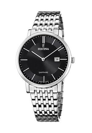 Montre en acier inoxydable argenté avec un cadran noir, affichage de la date et verre saphir. Elle possède un bracelet tissé et des marqueurs d'heure minimalistes.