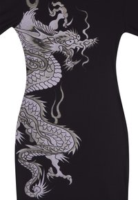 Schwarzes Kleid mit einem Drachenmotiv in Grau und Silber, aus strukturiertem, geripptem Stoff, der filigrane Schuppen und fließende Akzente zeigt.