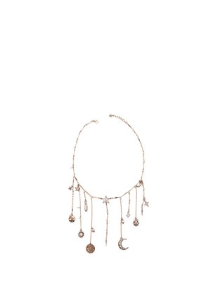 Collier en chaîne d'or délicat avec des breloques célestes pendantes comprenant des étoiles, des lunes, des soleils et de petites perles décoratives et pierres précieuses.