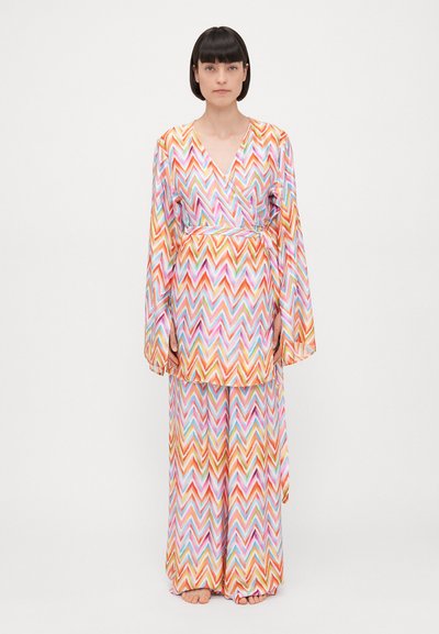 Outfit a motivi a zigzag multicolore con maniche lunghe, scollatura a V e una cintura in vita. Tessuto leggero con una consistenza morbida; design morbido e scorrevole.