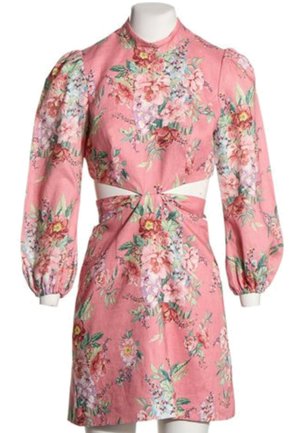 Robe fleurie rose avec de longues manches bouffantes et une découpe devant à la taille, présentée sur un mannequin blanc.