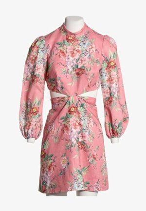 Vestido floral rosa con mangas largas abullonadas y un corte delantero en la cintura, mostrado en un maniquí blanco.