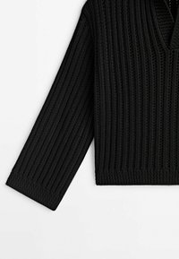 Pull noir en maille côtelée à manches longues avec col en V, montrant la texture détaillée et la moitié inférieure du vêtement sur un fond blanc.