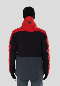 Rød og sort vandtæt jakke med hætte, farveblokeringsdesign, justerbare manchetter, logo detalje på hætten og strukturerede ærmer.