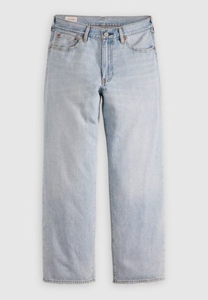 Jeans dritti di colore blu chiaro con vita alta, chiusura a bottone e tasche frontali e posteriori, esposti su una superficie piana.