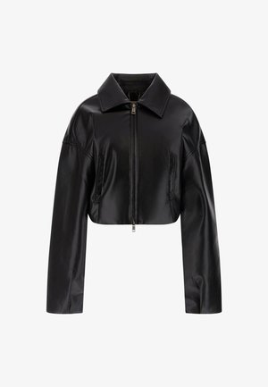Schwarze, kurz geschnittene Lederjacke mit spitzem Kragen, vorderem Reißverschluss und zwei seitlichen Taschen. Glatte Textur mit glänzendem Finish.