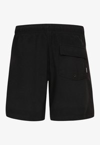 Svart bomullsshorts med elastisk midjebånd og en sidepatchlomme, med en jevn tekstur og et enkelt design.