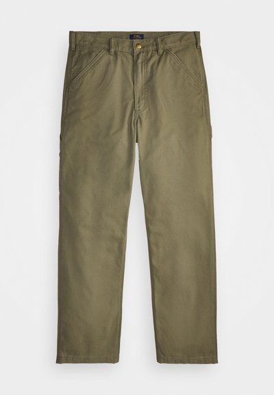 Pantaloni verde oliva realizzati in un tessuto resistente, caratterizzati da un design a gamba dritta, tasche frontali e una chiusura con bottone in ottone.