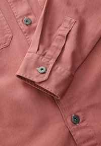 REGULAR FIT-CONTRAST STITCH - Lehká bunda - clay red