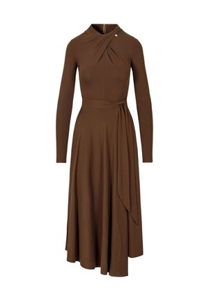 Bruine midi-jurk met lange mouwen, hoge hals, asymmetrische plooien, zijrits en een tailleband die aan één kant naar beneden drapeert.