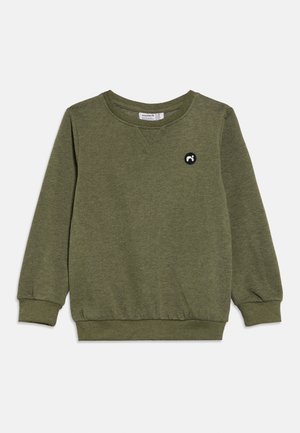 Oliven grøn langærmet sweatshirt med rund hals til børn med ribbede ærmekanter og kant forneden samt en lille sort og hvid broderet logo på brystet.