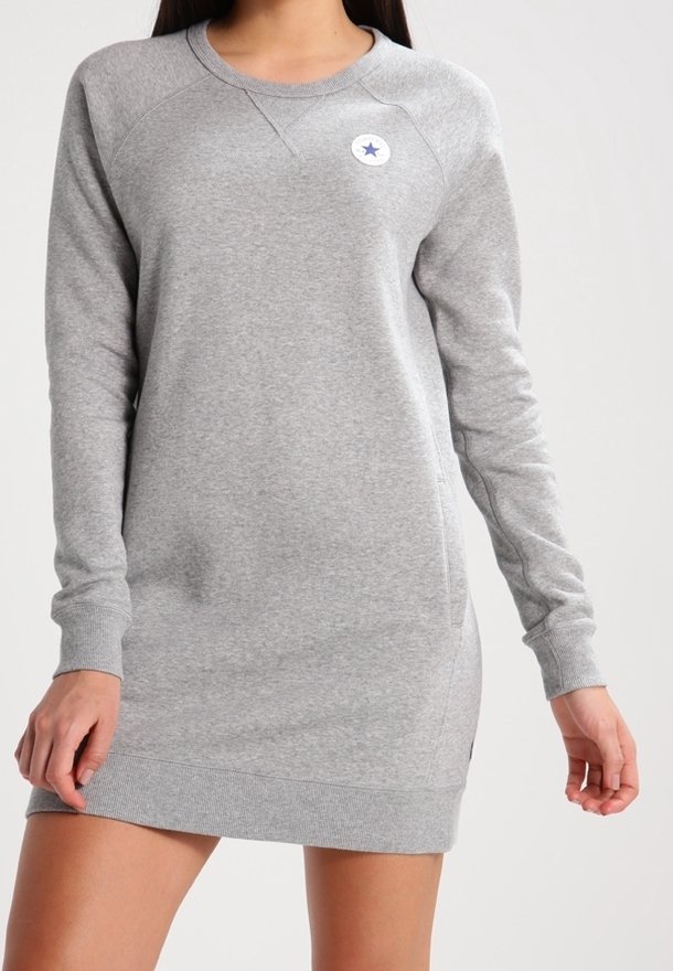 Grau Sweatshirt-Kleid mit langen Ärmeln, gerippten Bündchen, rundem Ausschnitt und einem kleinen Emblem mit einem Stern auf der Brust.