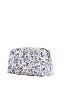 Praktčna četvrtasta torbica za kozmetiku s plavim i ljubičastim cvjetnim uzorkom na bijeloj pozadini, s zlatnim zatvaračem i malim zlatnim logotipom.
