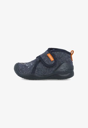 Pantofole in feltro di un blu navy scuro con suola in gomma nera a contrasto. Dotate di cinturino in Velcro e etichetta arancione. Punta arrotondata con dettagli di ricamo discreti.