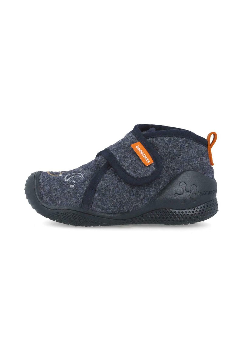 Pantofole in feltro di un blu navy scuro con suola in gomma nera a contrasto. Dotate di cinturino in Velcro e etichetta arancione. Punta arrotondata con dettagli di ricamo discreti.