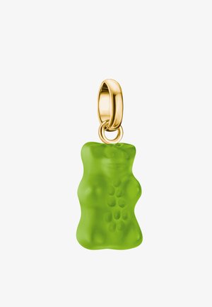 Goldener Creolen-Ohrring mit einem hängenden, durchsichtigen grünen Gummibär-Anhänger.
