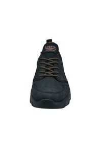 Schwarze Sneaker mit strukturiertem Obermaterial, runder Zehenpartie und auffälliger Schnürung. Verfügt über ein Logopatch auf der Zunge und eine dicke Gummisohle.
