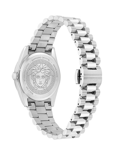 Nerūsējoša tērauda pulkstenis ar spīdīgu saites aproci, apaļu korpusu un iegravētu Medūzas emblēmu aizmugurē; ir safīra kristāls.