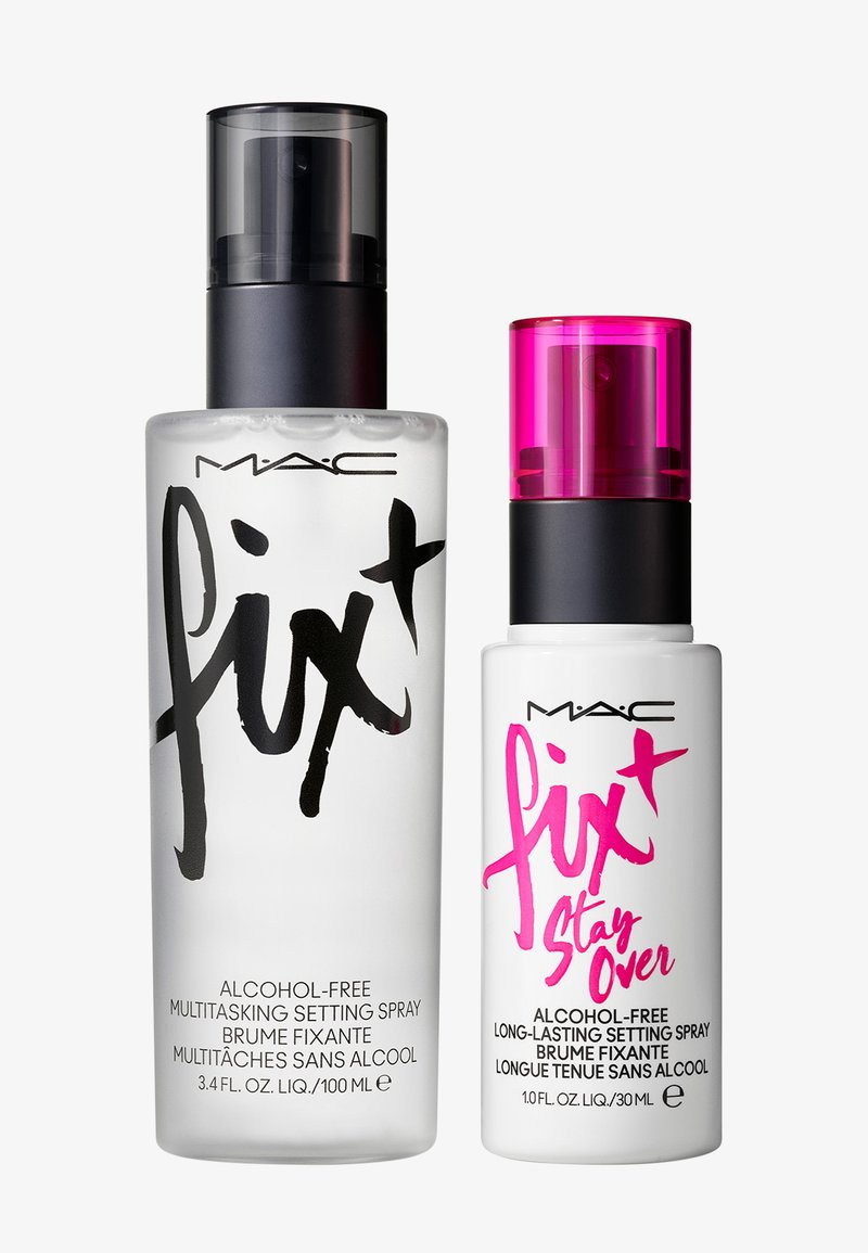 Två MAC setting sprays: en klar med en svart pumpkapsel, och en vit med en rosa pumpkapsel. Båda har kraftig svart och rosa text.