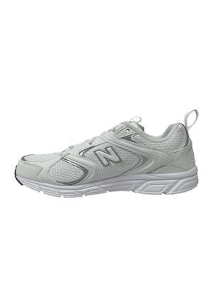 Weißer Turnschuh aus Mesh und synthetischem Material mit einem strukturierten Design, silbernen Akzenten und einer gepolsterten Sohle.