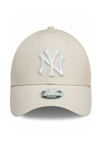 Gorra ajustable beige con frente estructurado, que presenta un logo bordado en blanco "NY" y un acabado texturizado. Estilo 9FORTY para mujeres.