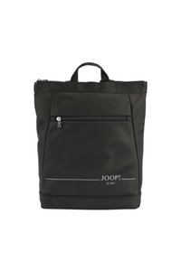 Mochila negra fabricada en tela suave, con un asa superior, un bolsillo delantero con cremallera y un logotipo impreso en la parte superior, con un diseño minimalista.