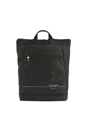 Sac à dos noir en tissu lisse, avec une poignée supérieure, une poche zippée à l'avant et une impression de logo sur le dessus, au design minimaliste.