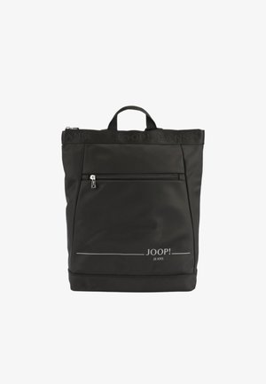 Mochila negra fabricada en tela suave, con un asa superior, un bolsillo delantero con cremallera y un logotipo impreso en la parte superior, con un diseño minimalista.