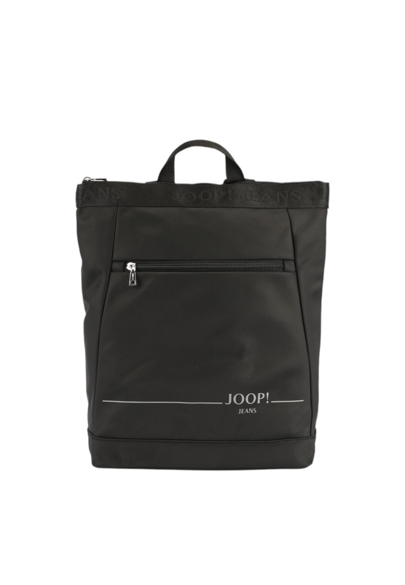 Mochila negra fabricada en tela suave, con un asa superior, un bolsillo delantero con cremallera y un logotipo impreso en la parte superior, con un diseño minimalista.
