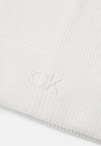 Calvin Klein EMBROIDERY BEANIE - Kootud müts - white