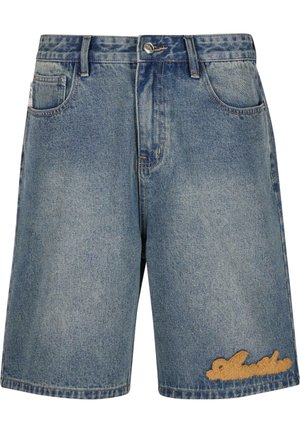 Šviesiai mėlyni džinsiniai šortai su nudėvėtu paviršiumi. Yra priekinis mygtukas, penkios kišenės ir smėlio spalvos siuvinėjimas apatinėje krašto dalyje.