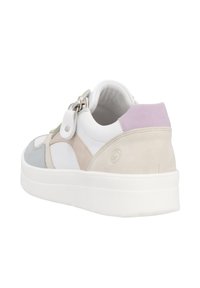 Baskets pour femmes avec un mélange de panneaux en cuir pastel et en daim en blanc, gris, beige et lavande, dotées d'une semelle épaisse blanche et d'une fermeture éclair.
