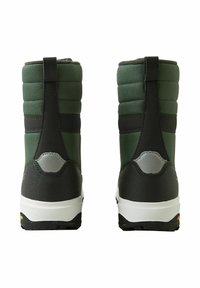 Botas de nieve verdes con parte superior de nylon acolchado, acentos negros y soporte gris en el talón. Cuentan con una suela de goma blanca con un agarre texturizado.