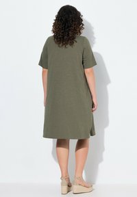 Ulla Popken A-LIJN RONDE HALS KORTE MOUWEN ZAKKEN - Žerzejové šaty - olive grey