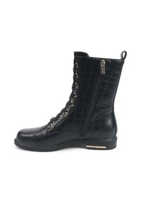 Botine negre din piele sintetică cu textură de crocodil, vârful rotund, detalii aurii, sistem de șireturi în față și fermoar lateral. Talpă plată cu accente de logo.
