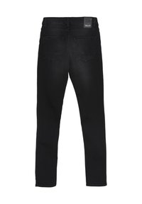 Zwarte denim jeans met een rechte pijpdesign, voorzien van twee achterzakken, een merkband en een gladde textuur. Geen frontale weergave zichtbaar.